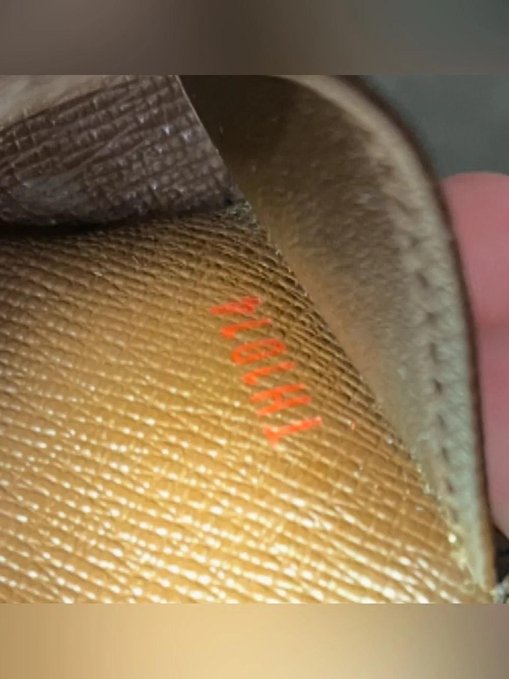Louis Vuitton - Picture 5 of 15